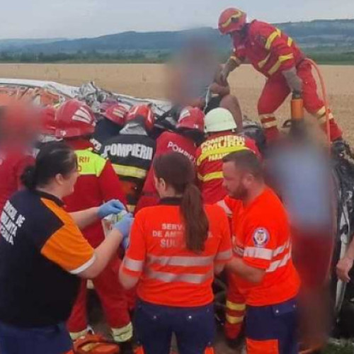 Cinci persoane au fost rănite după ce un microbuz şi un camion s-au ciocnit pe DN 2, în județul Suceava
