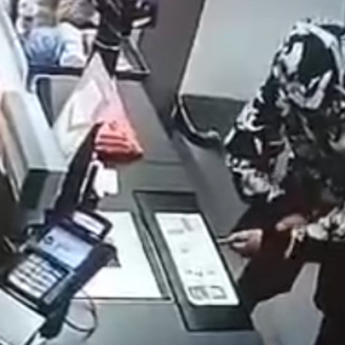 Tânăr arestat în Capitală după ce a furat alimente dintr-un magazin, iar apoi a revenit ca să sustragă bani din casa de marcat