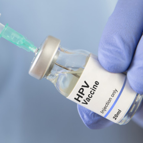 Când va fi disponibil gratuit vaccinul HPV în România pentru persoanele cu vârsta între 19 și 26 de ani. Ce spun medicii de familie