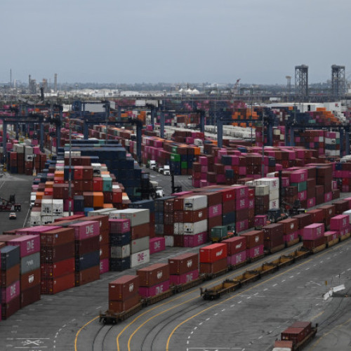 Tarifele lui Donald Trump țin mii de vehicule cu mărfuri blocate în porturile UE. Imagini cu uriașul „parc auto” din Anvers-Bruges