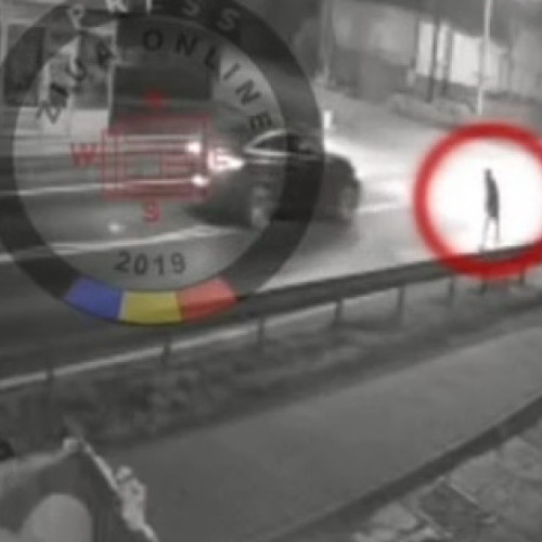 Video Tentativă de omor, mascată în accident. Un șofer din Sibiu a lovit intenționat cu mașina doi bărbați, din răzbunare