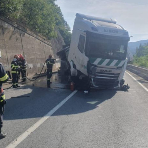 Trafic blocat pe DN6, în Mehedinți: un autotren s-a răsturnat, iar combustibilul se scurge în Dunăre. A fost alertată Garda de Mediu