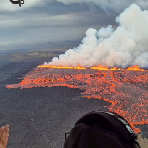 Video Momentul în care un vulcan erupe în Islanda. Fenomenul a provocat o fisură de un kilometru. Turiști evacuați din mai multe zone