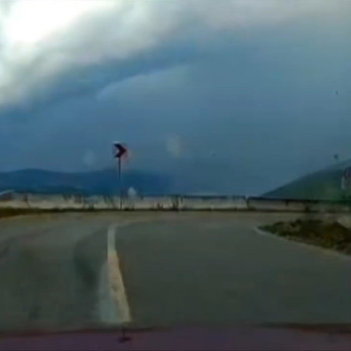 Video Momentul în care un trăsnet lovește fix lângă o mașină, pe Transalpina. Vremea extremă a făcut ravagii în mai multe zone din țară