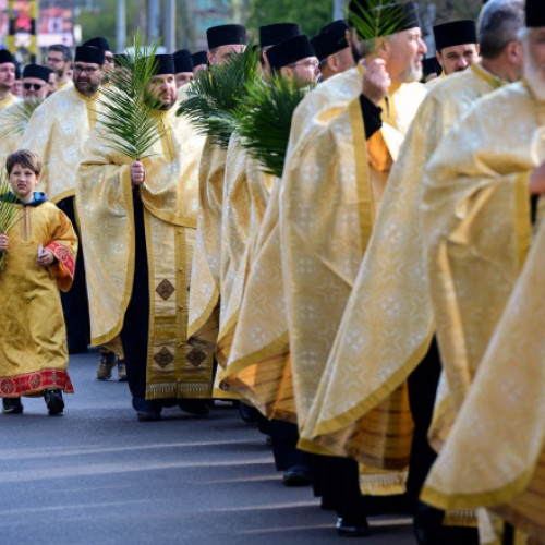 Cât de des merg românii la biserică. 85% dintre cetățeni se consideră persoane religioase
