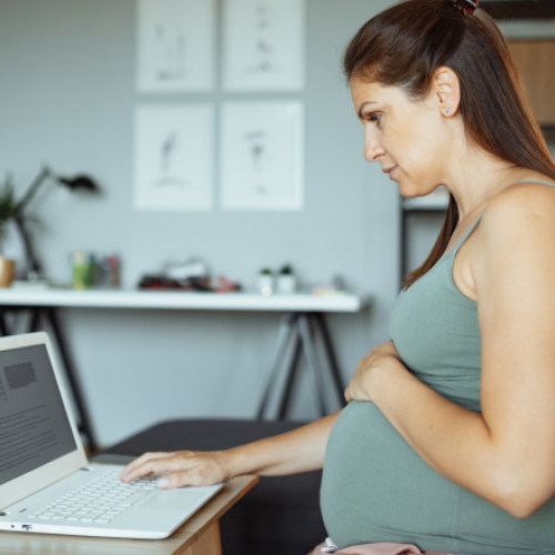 Cum se calculează indemnizația de concediu pentru creșterea copilului după plata CASS. Se reține la sursă contribuția de 10%