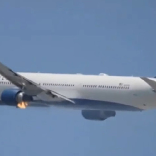 VIDEO Avion cu un motor în flăcări, imediat după decolare