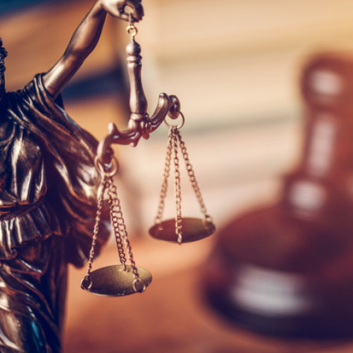 Zeci de magistraţi stau în locuinţe de serviciu ale Ministerului Justiţiei cu chirie între 60 şi 197 de lei. 36 au pensii speciale