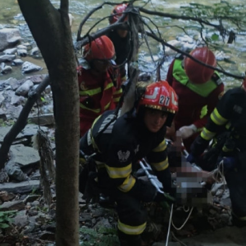 Video&Foto Un bărbat şi o femeie, răniți după ce au căzut aproape 40 de metri într-o prăpastie din Defileul Jiului. Au fost salvați de pompieri