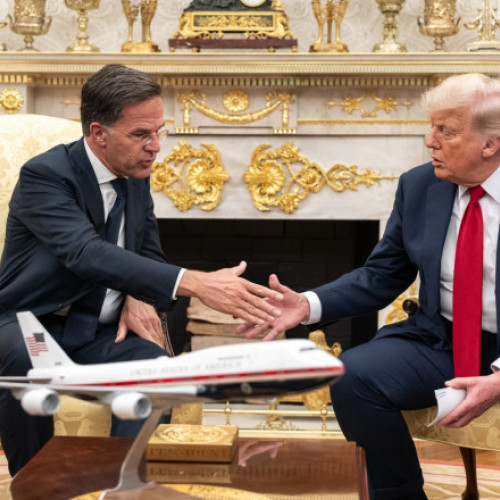 Cum a poleit Trump cu aur Biroul Oval. Mini Versailles-ul de la Casa Albă