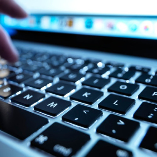 Câți români declară că au participat recent la acțiuni politice pe internet (sondaj INSCOP)