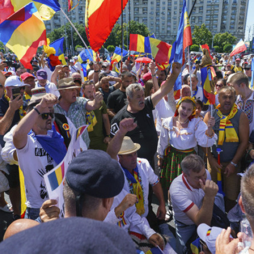 Amenzi de aproape 73.000 de lei și 6 dosare penale după protestele de duminică. Patru persoan au fost reținute