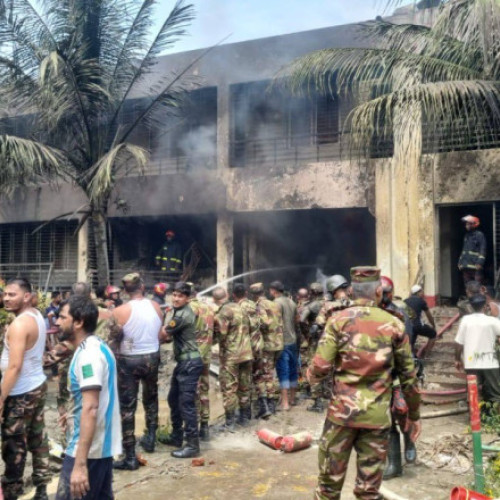 Video Un avion militar de antrenament s-a prăbușit într-un campus școlar din Bangladesh. Cel puțin o persoană și-a pierdut viața