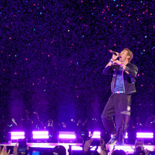 Video Mesajul solistului Coldplay, la primul concert după momentul viral în care CEO-ul Astronomer a fost filmat îmbrățișându-și colega