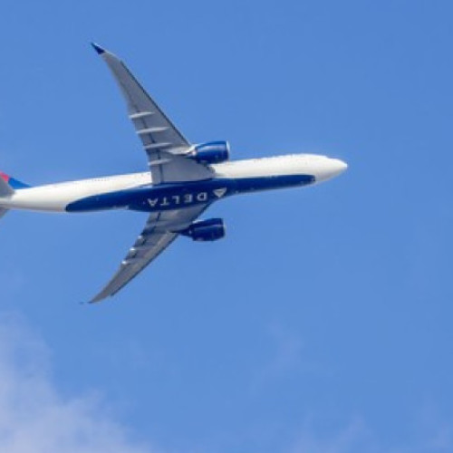 Un avion de pasageri a executat o „manevră agresivă” pentru a evita coliziunea cu un bombardier B-52. Mesajul transmis de pilot