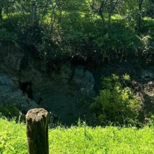 Crater de 30 metri în Maramureș din cauza alunecării de teren, în zona unei foste mine de sare. Mai multe persoane evacuate din zonă