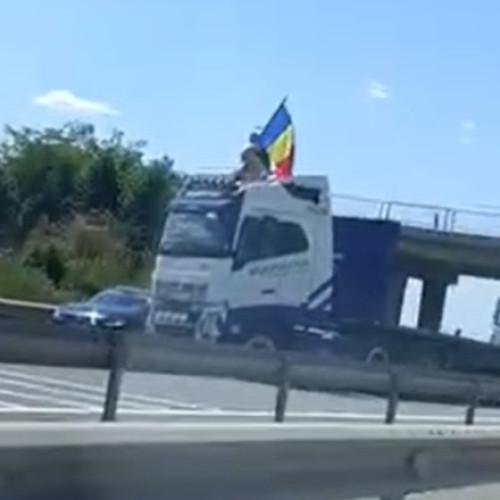 Video Șoferul care a blocat traficul pe A1 și s-a urcat pe cabina TIR-ului, sub control judiciar. 13 pietoni, amendați cu peste 40.000 de lei