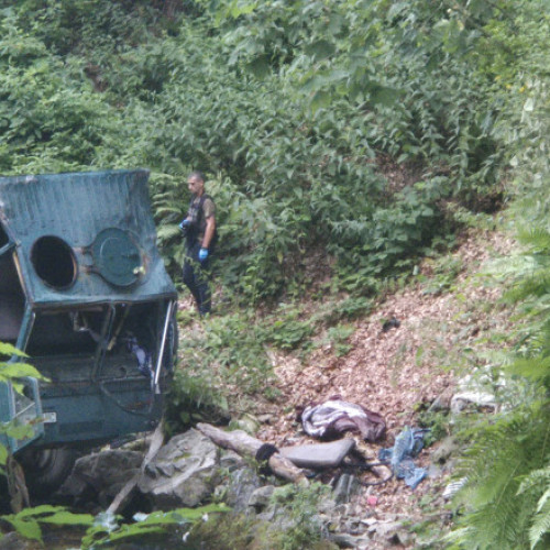 Galerie Foto Accident grav în Gorj. Două persoane au murit, iar patru au fost rănite după ce o autoutilitară s-a prăbușit într-o râpă