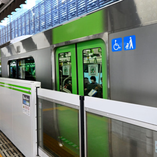 Video Panică la metroul din Tokyo, unde bateria portabilă a unui telefon a explodat. Cinci persoane au fost rănite