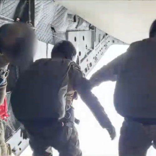 Video Imagini rare cu saltul militarilor Forțelor Speciale de la 4.000 de metri, în timpul unui exercițiu al Armatei române