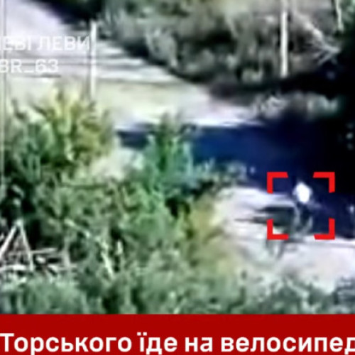 Video Momentul în care militarii ruși ascunși în tufișuri împușcă un civil pe bicicletă care trecea pe drum
