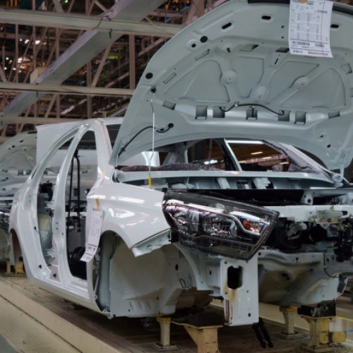 Avtovaz, cel mai mare producător auto din Rusia, vrea să reducă săptămâna de lucru. Au scăzut vânzările, iar China îi face concurență