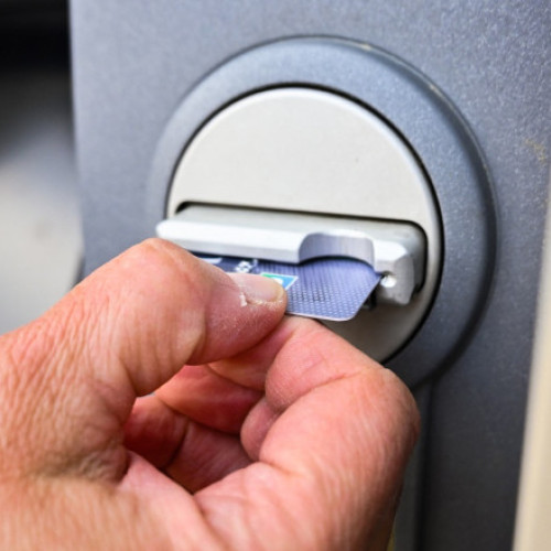 Guvernul Greciei elimină toate comisioanele pentru retrageri de numerar de la bancomate. „Când regulile nu sunt respectate, intervenim”