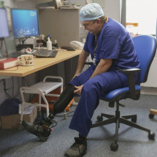 Cazul ciudat al chirurgului britanic acuzat că și-a amputat picioarele pentru bani. Îndemnurile pe care le-ar fi dat altora pe internet