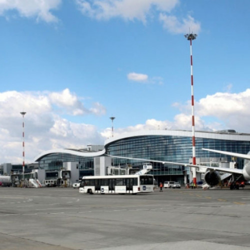 Video Aeroportul Otopeni. Un autobuz care urma să transporte călătorii la avion și-a părăsit traseul și a ajuns pe DN1