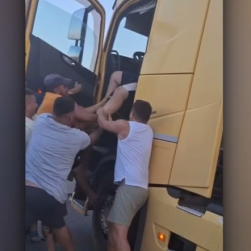 Video Un șofer de TIR a fost extras cu forța din cabină de partenerii de trafic, după ce a condus haotic și a blocat drumul