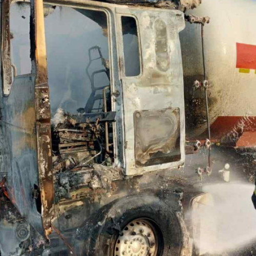 Foto Incendiu la o autocisternă încărcată cu GPL pe Autostrada A7. Traficul a fost blocat