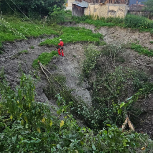 Foto Autoritățile din Maramureș cer Guvernului 1,17 milioane lei pentru lucrările la terenul prăbușit la fosta mină de sare din Coștiui