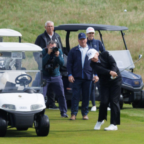 Galerie Foto Donald Trump joacă golf în Scoția sub protecția lunetiștilor. Manifestaţii împotriva sa în mai multe oraşe