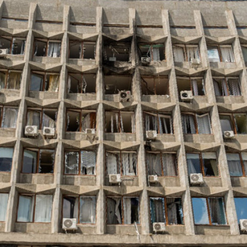 Video Momentul în care o drona rusă lovește clădirea Administrației Militare din regiunea Sumî