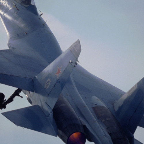 Video Explozii urmate de incendiu. Ucraina a confirmat distrugerea unui avion de antrenament rus Su-27UB pe aerodromul Krasnodar