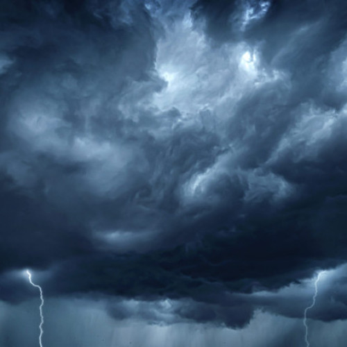 Video Furtuni puternice în țară. Copac căzut peste o persoană la Timișoara, acoperișuri smulse de vânt în Reșița