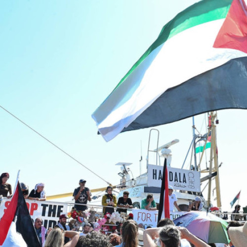 Un vas cu ajutor umanitar se îndreaptă spre Gaza, sfidând blocada Israelului. Echipajul amenință cu greva foamei dacă nava e oprită