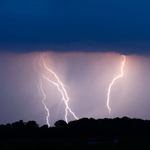 Furtuni puternice în Bihor și Maramureș. Zeci de mii de gospodării fără energie electrică. Acoperișul unui bloc din Ulmeni, smuls