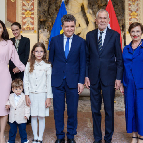 Galerie Foto Nicușor Dan, cu familia în timpul vizitei oficiale în Austria. Șeful statului și partenera sa au participat la un spectacol de operă