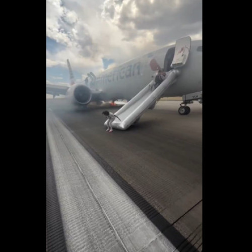 Video Nou incident aviatic. Pasagerii unui avion au fost evacuați pe tobogan după ce aeronava a luat foc