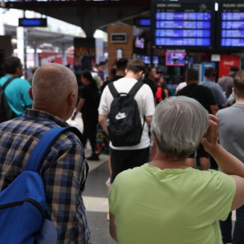 Traficul feroviar, afectat de furtuni. Întârzieri de sute de minute înregistrate în Gara de Nord. Anunțul CFR SA