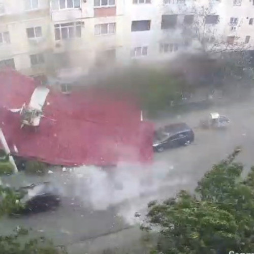 Video Momentul în care un om se salvează la limită din calea unui acoperiș smuls de vânt, în timpul unei furtuni violente din județul Dolj