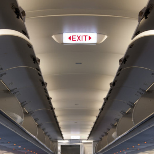 Video Bărbat arestat în Scoția după ce a amenințat cu bombă într-un avion și a strigat „Moarte lui Trump”. Momentul a fost filmat de pasageri