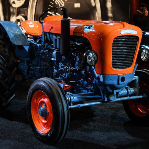 Mașinile aleșilor și ale funcționarilor publici. În declarațiile de avere apar tractoare marca Lamborghini și chiar și o locomotivă