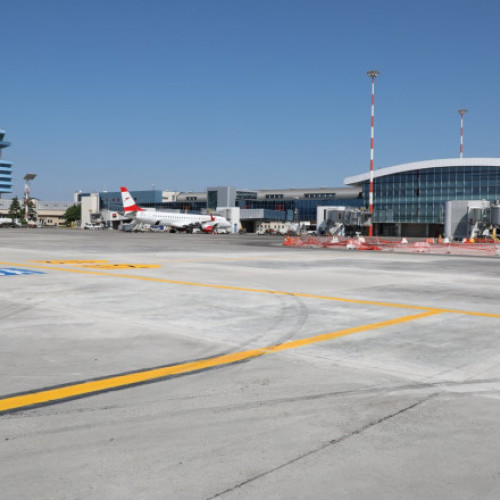 Video Aeroportul Otopeni funcționează cu o singură pistă. Lucrări de reparații, în plin sezon al vacanțelor