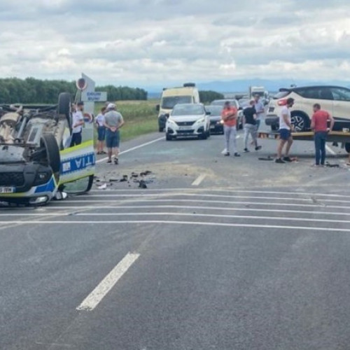 Accident grav cu trei mașini în Timiș. Autospecială de Poliție răsturnată: un agent a rămas încarcerat. Intervine un elicopter SMURD