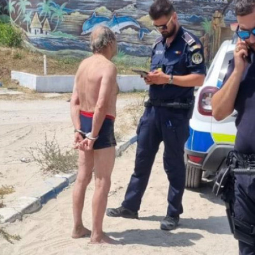 Turist încătușat și amendat, la Eforie, pentru că a făcut scandal după ce salvamarii l-au scos din apă când scăldatul era interzis