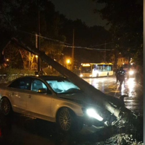 VIDEO Furtună în București: Mai mulți copaci au fost rupți de vânt, iar o mașină a derapat pe șoseaua udă și a rupt un stâlp