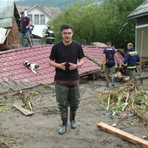Video&Foto Inundații devastatoare în Moldova: imaginile dezastrului după furtuni. Un câine blocat sub dărâmături, căutat de pompieri