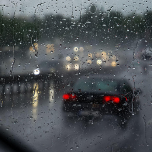 Cod roșu de ploi torențiale emis pentru județul Bistrița-Năsăud. Traficul rutier este blocat pe DN 17C în urma unei viituri